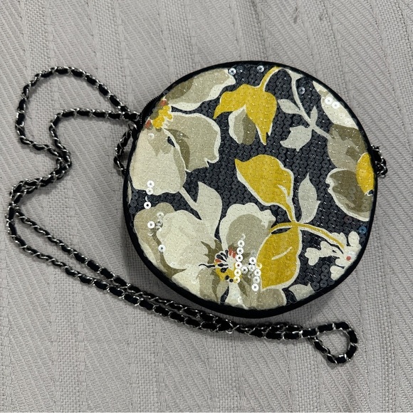 Vera Bradley Magnolia 7" round‎ purse, sequin, crossbody, sparkly - Picture 1 of 8